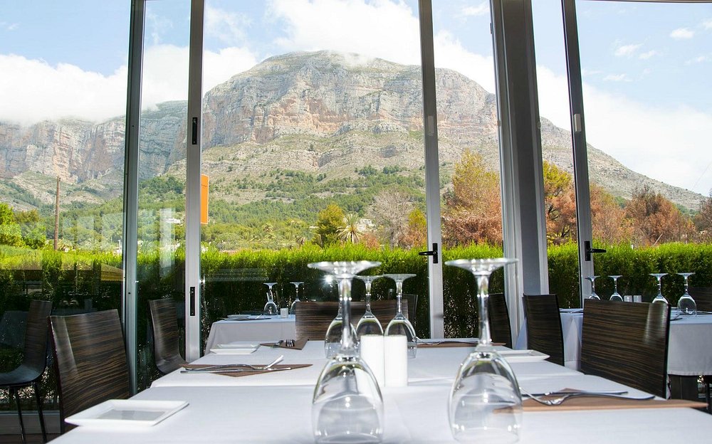Comedor del Restaurante Montgó con vistas al Montgó